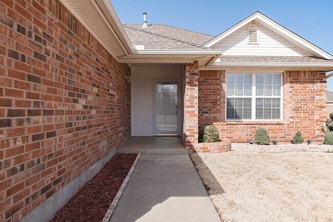 Building Photo - 3 Bed 2 Bath Next to I-40 in Yukon!