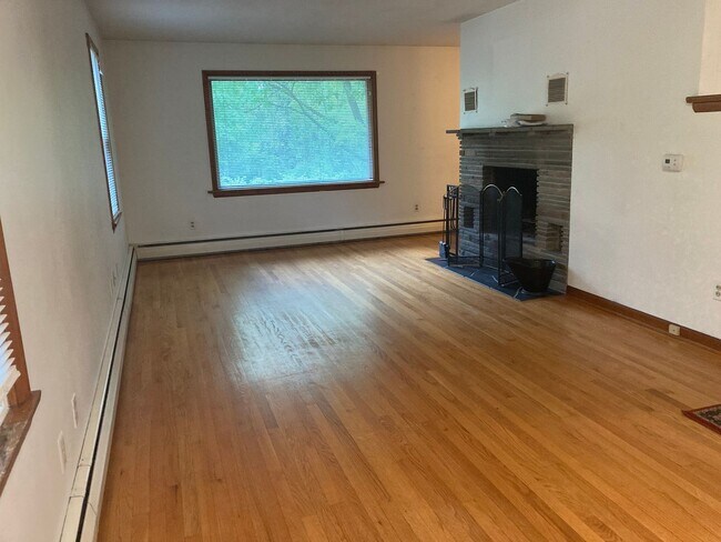 Foto del edificio - Lease Details for 2025 Start Date ONLY - N...