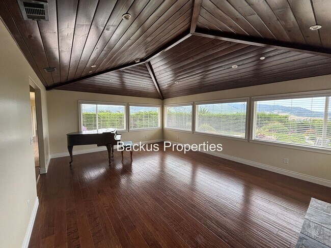 Foto del edificio - Stunning three bedroom home in picturesque...