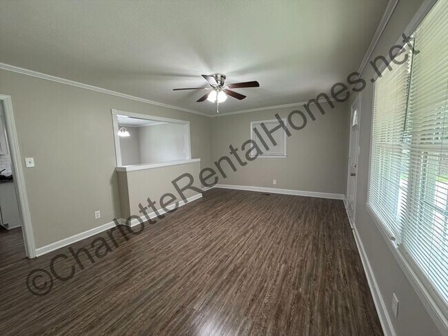 Building Photo - Nice brick ranch home with attached garage