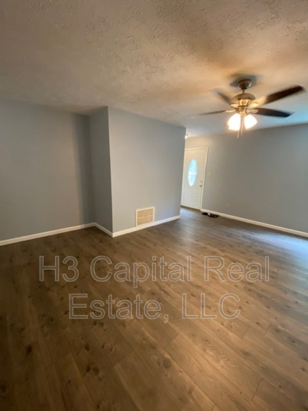 Building Photo - 452 Meadow Dr