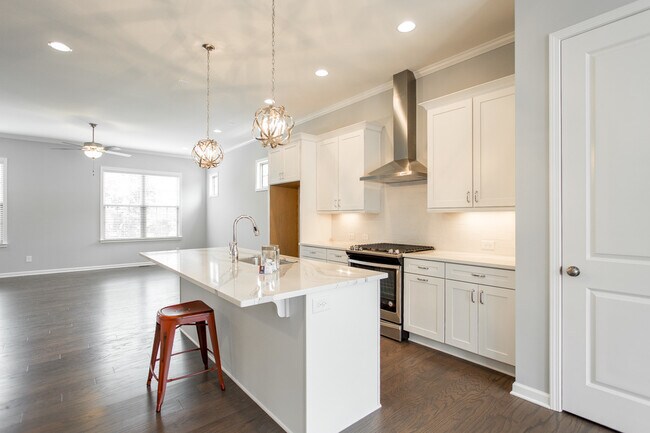 Foto del edificio - Roswell Townhome in Sought After Harlow Community!