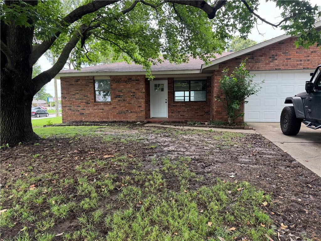 Primary Photo - 2700 McMillan Dr