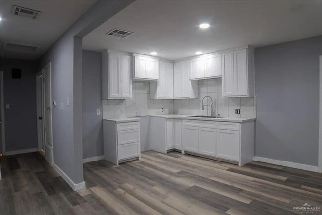 Building Photo - 210 E Hurst St