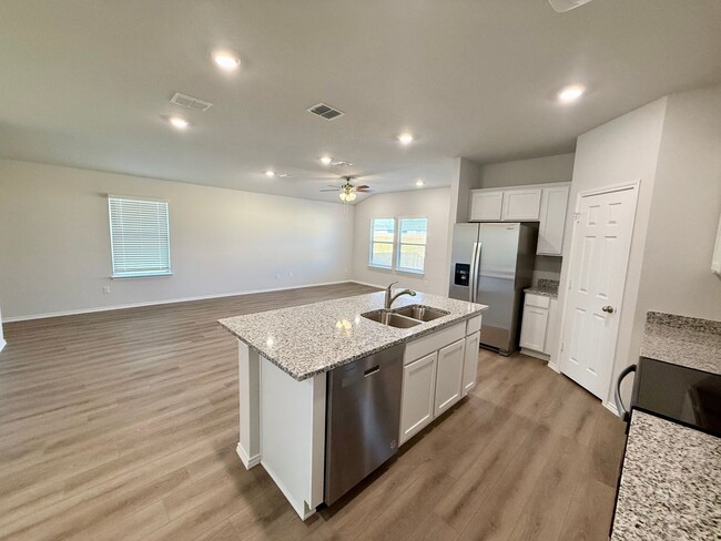 Building Photo - Brand-new 3-bedroom, 2-bathroom home in Lo...