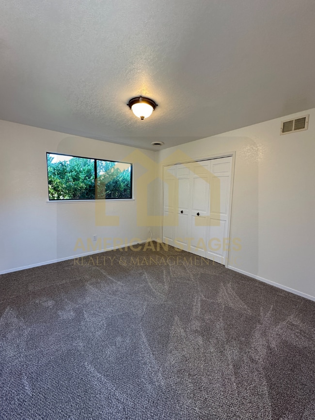 Building Photo - 632 University Dr