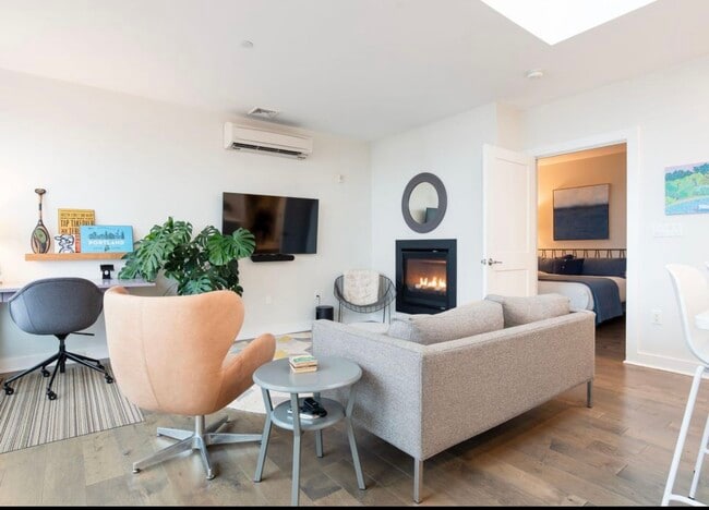 Building Photo - 62 India St