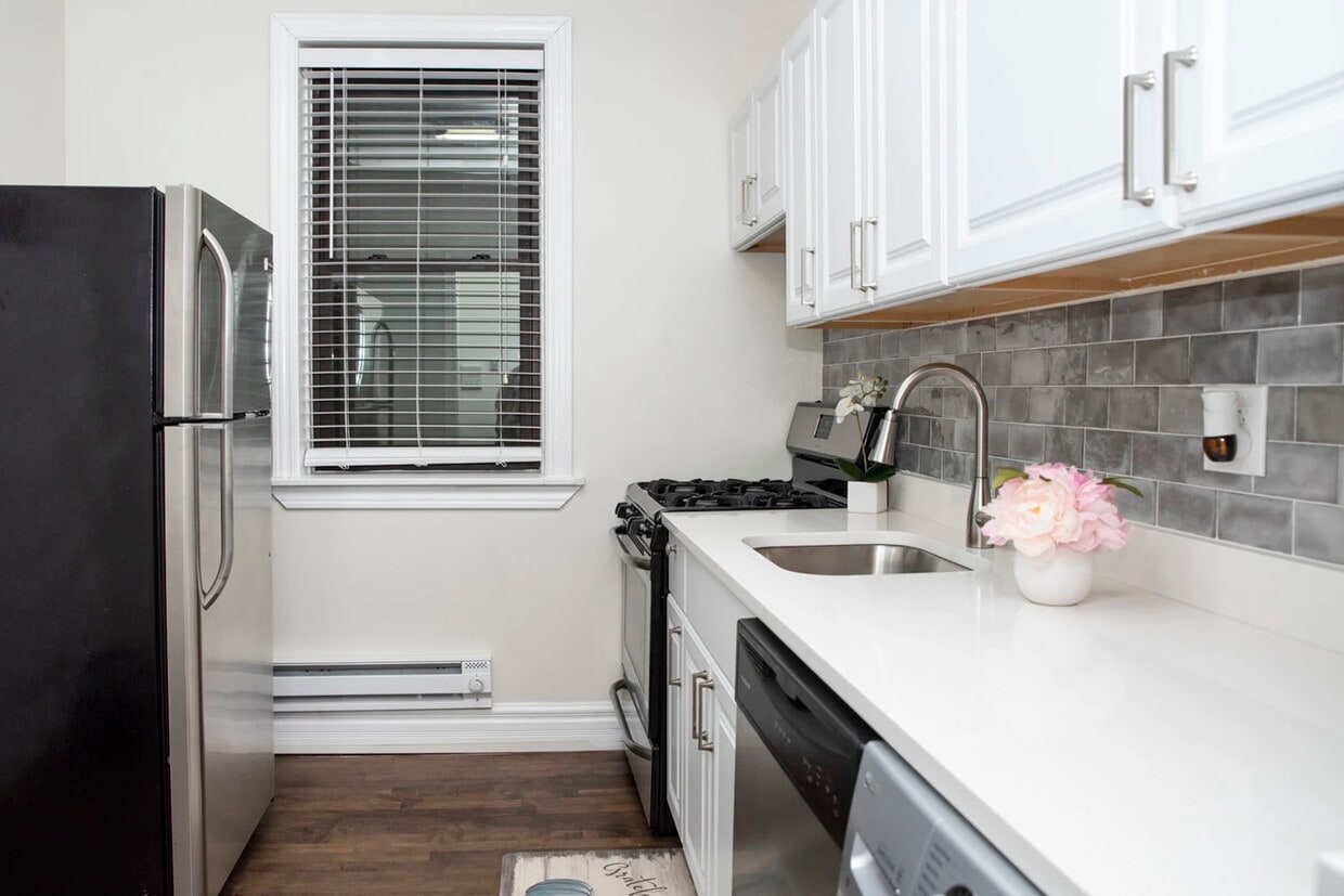 Primary Photo - 2100 W Giddings St