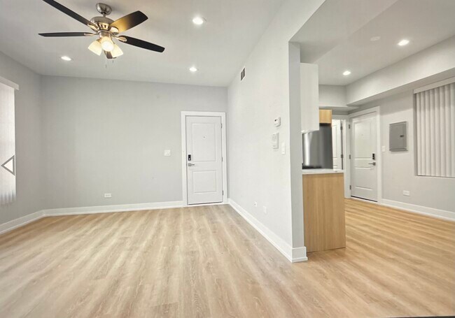 Building Photo - 7608 N Rogers Ave
