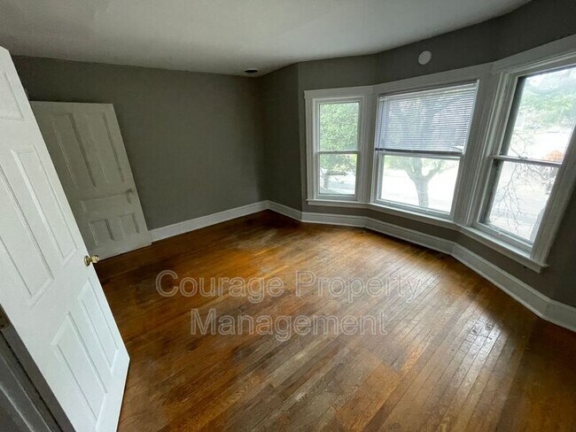 Building Photo - 962 College Ave