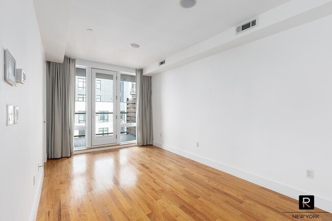 Building Photo - 1059 Manhattan Ave