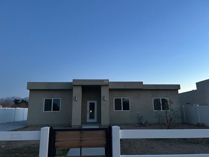 Foto principal - 3 Bedroom 2 Bathroom Single Home with Gara...