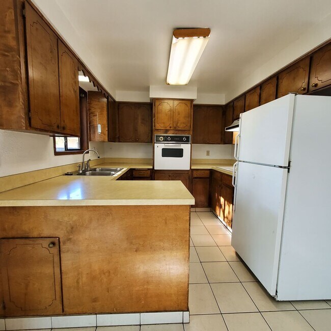 Building Photo - 3 Bed, 2 Bath Pet Friendly Home Close to P...