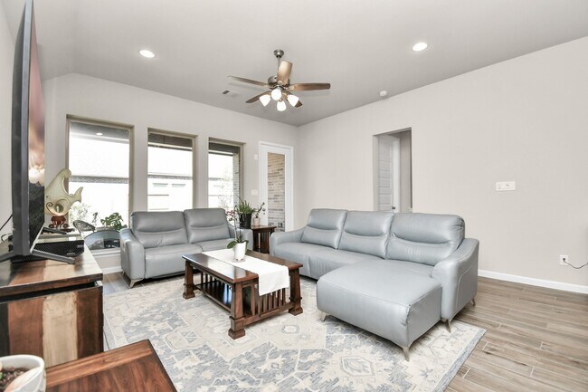 Foto del edificio - 5043 Morrison Dr