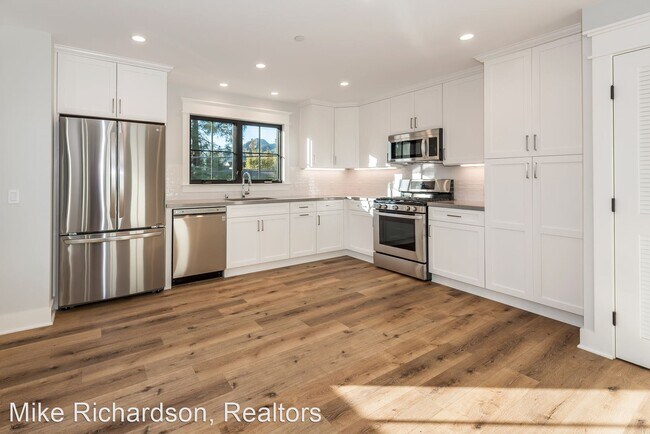 Foto del edificio - 2121 Sycamore Canyon Rd
