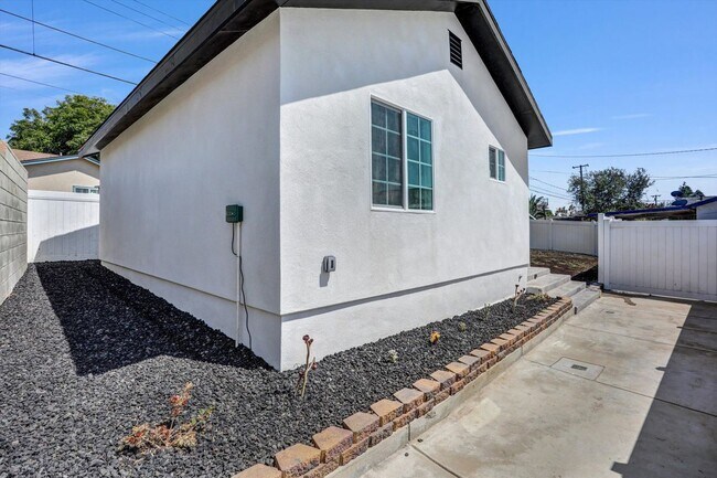 Building Photo - 9983 Vernon Ave
