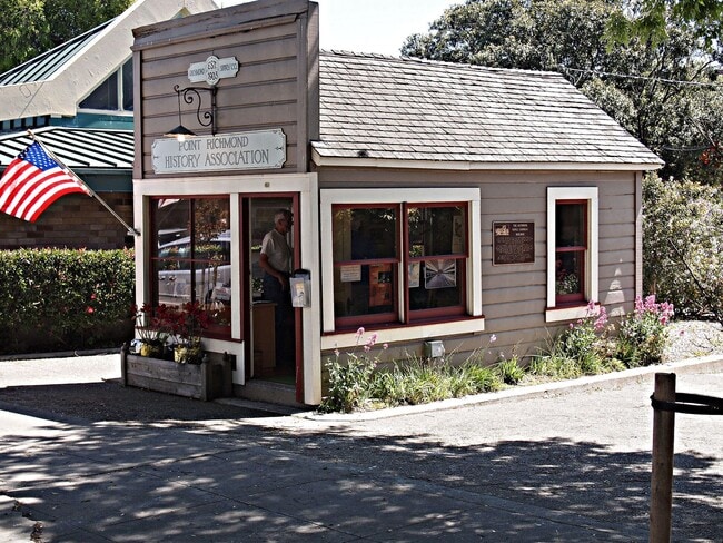 Building Photo - Washington Ave 212-218