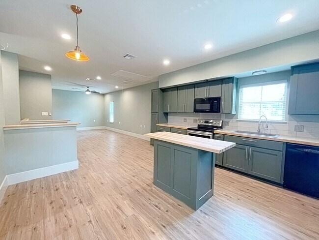 Building Photo - 3 Bedroom 2 Story Industrial style home in...