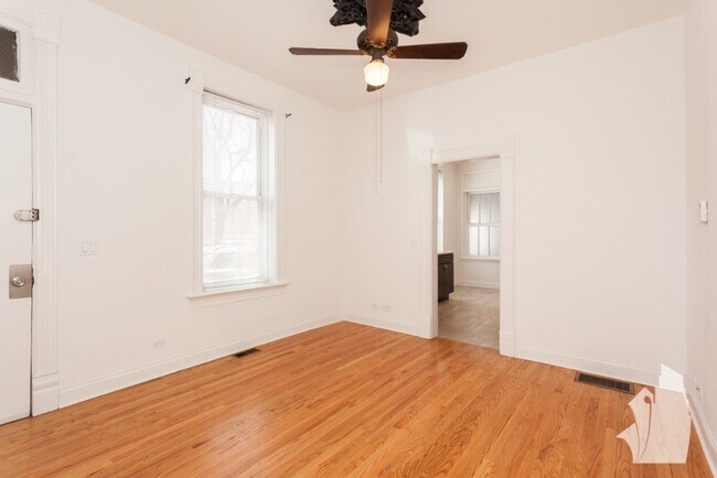 Building Photo - 1132 W Dickens Ave