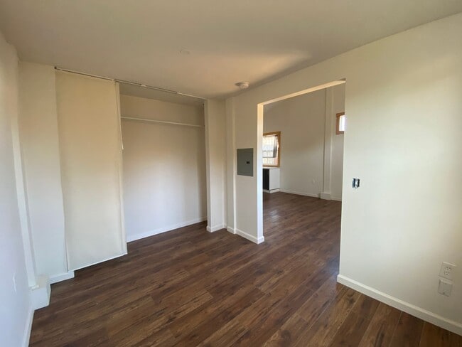 Building Photo - 624 40th St