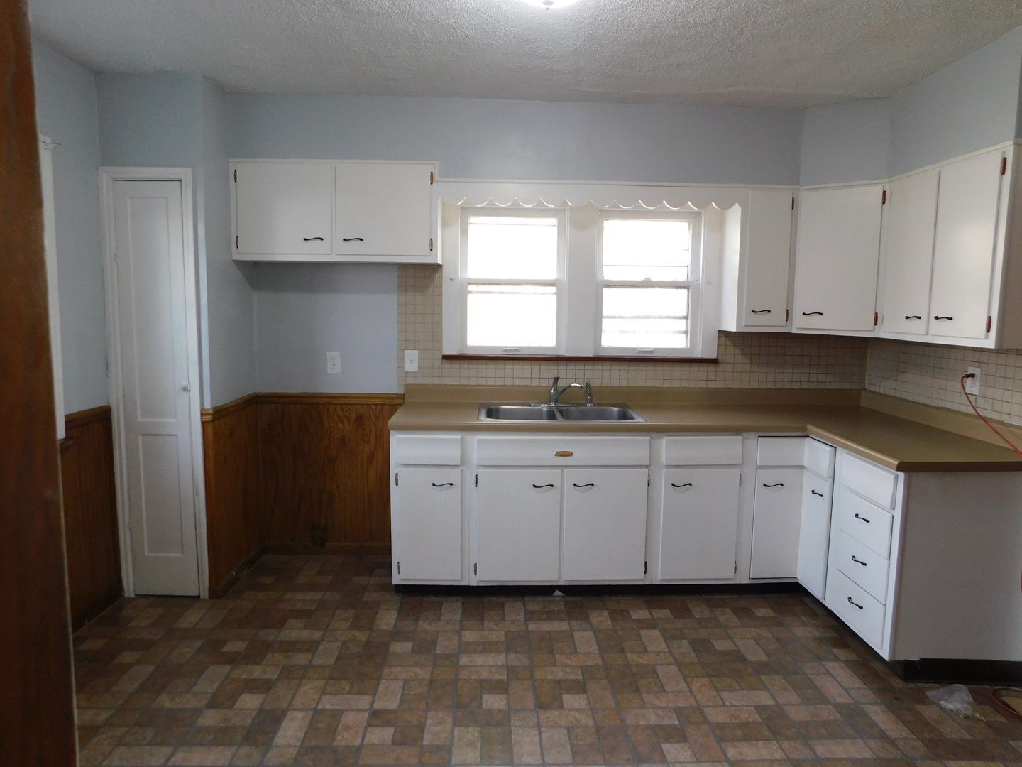 8229 Garfield Blvd Garfield Heights, OH 44125 – photo 2