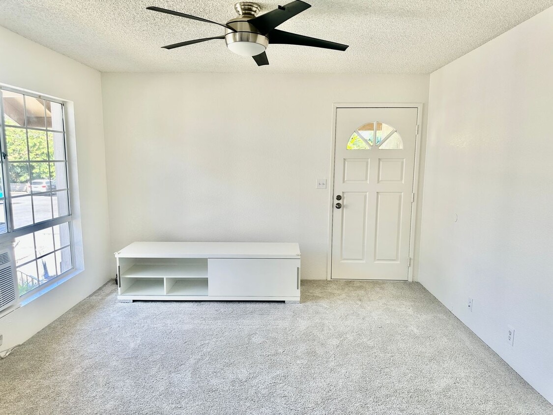Foto principal - Renovated 2 bedroom Townhome in Highly Des...