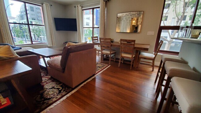 Foto del edificio - Upgraded 2BR/2BA Corner Unit in East Village – Close proximity to Petco Park w/ Parking & Amenities
