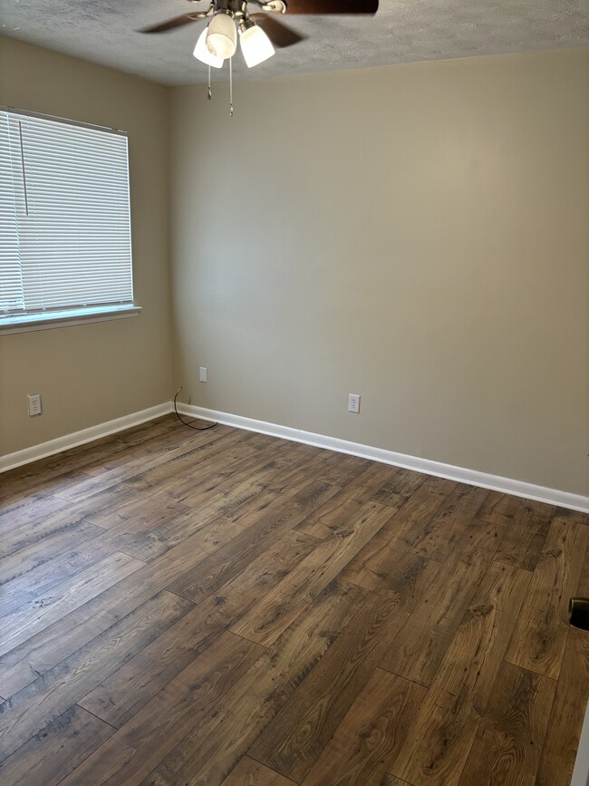 Building Photo - 923 Pine Oak Trl