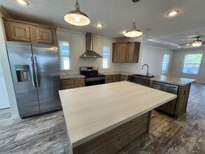 Building Photo - 518 Eland Dr