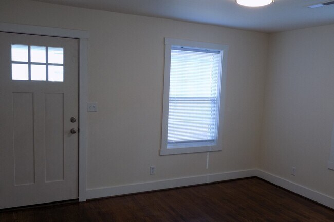 Foto del edificio - Lovely Two Bedroom Bungalow in Belmont!
