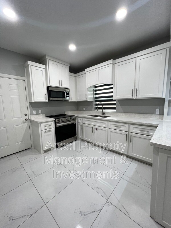 Building Photo - 1122 Country Club Drive