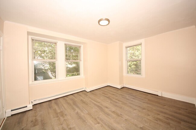 Foto del edificio - 4 BED/2 BATH RIGHT IN ALLSTON VILLAGE