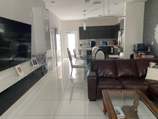 Foto del edificio - 4745 NW 84th Ct