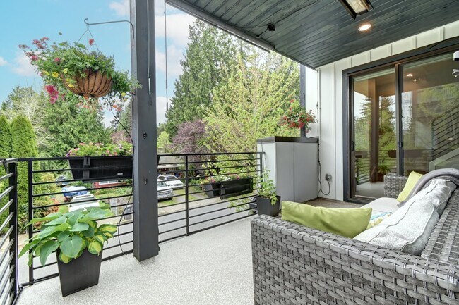 Building Photo - Spacious 4-Bedroom Townhouse at 9604 Main ...