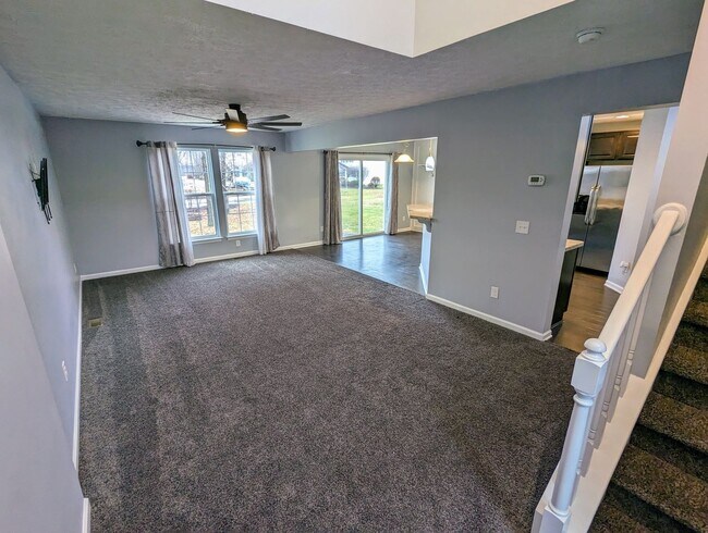 Foto del edificio - Martin's Run 3 Bedroom Colonial in Amherst...