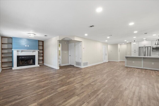 Building Photo - AVAILABLE 9/19!! 3bed/2bath with flex spac...