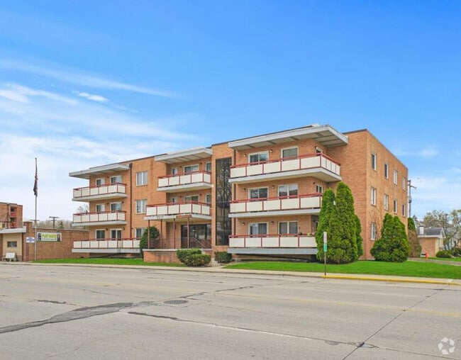 Building Photo - 6441 Pershing Rd