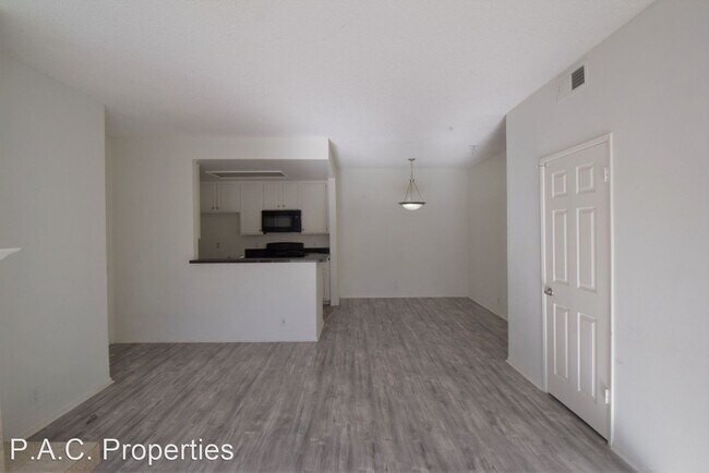 Foto del edificio - 2 br, 2 bath Apartment - 11594 Moorpark St...