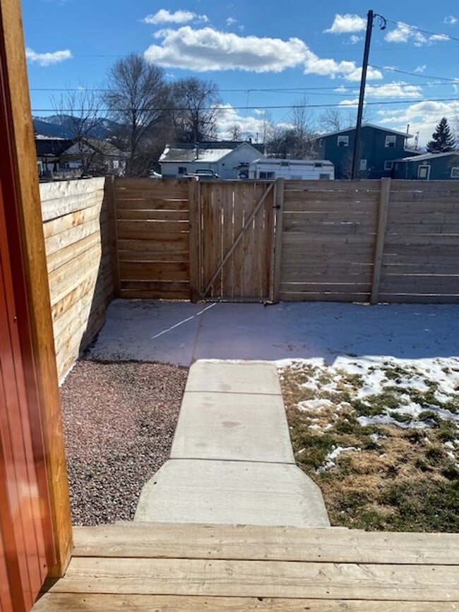 Building Photo - Newer Build - Immaculate 4-5 bed 3.5 Bath Townhouse