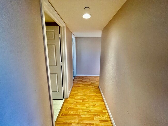 Foto del edificio - ANNUAL RENTAL - KEY ROYAL CONDO -THIRD FLO...