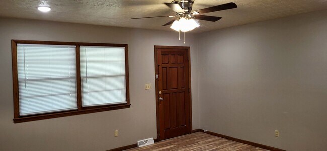 Building Photo - 3 Bedroom 2 Bath, 2 Car garage, Fenced yar...