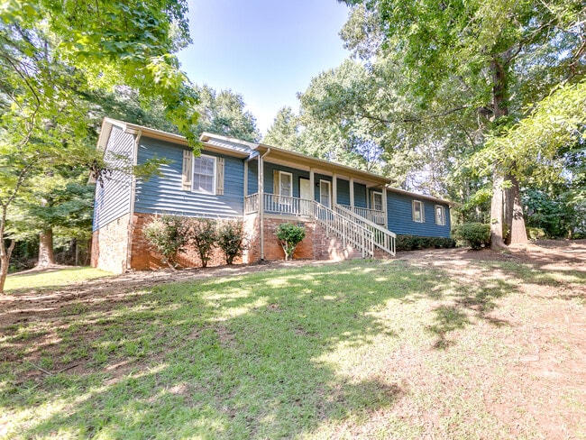 Building Photo - Spacious 3-Bed Home in District 6! Private...