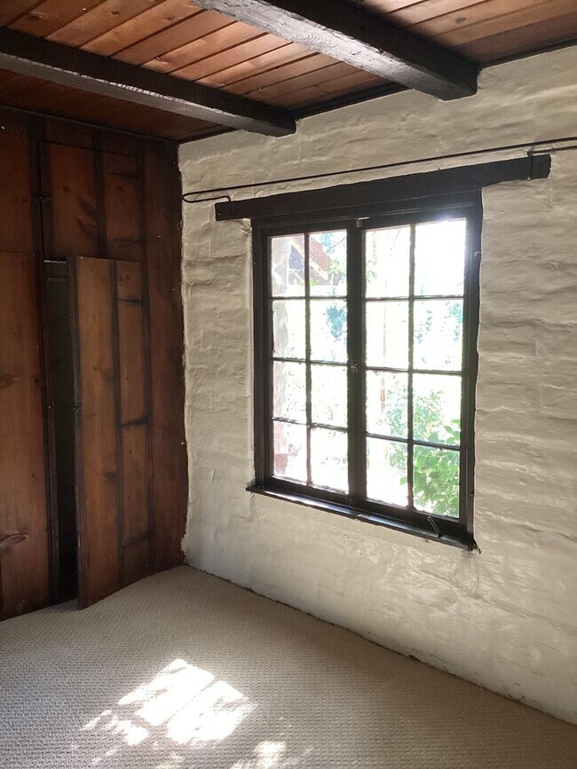 Building Photo - 3/2 Water front unit