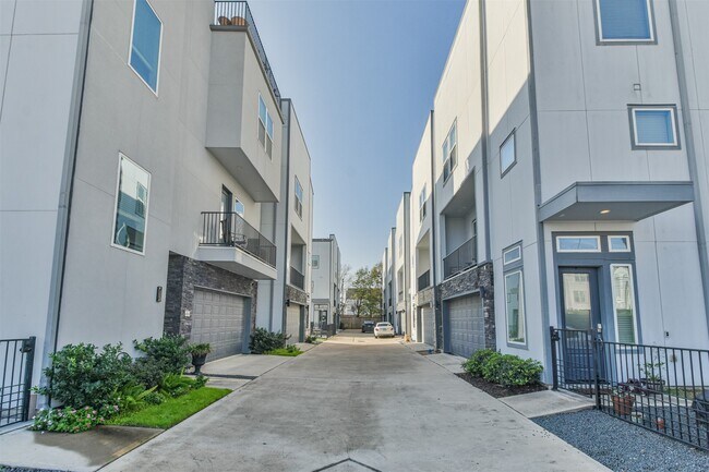 Foto del edificio - 8411 Hempstead Rd