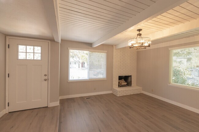 Building Photo - 528 Hawthorn Ave