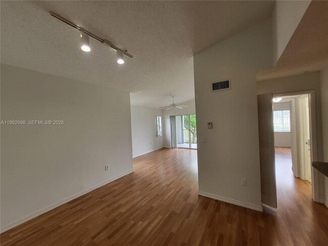 Foto del edificio - 4500 NW 107th Ave