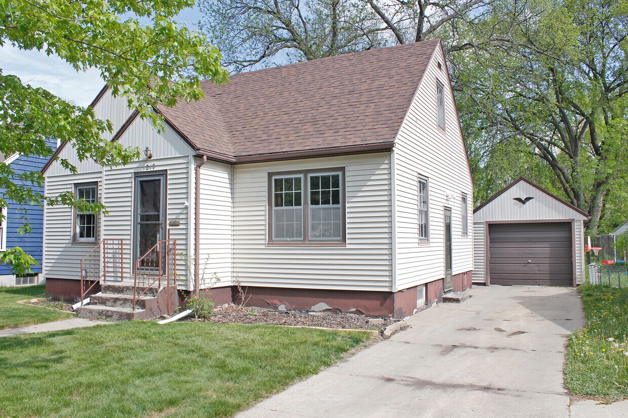 1219 4th St, Brookings, SD 57006 House Rental in Brookings, SD