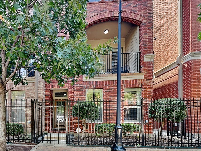 Primary Photo - 2222 Marilla St