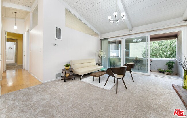 Building Photo - 6505 Green Valley Cir