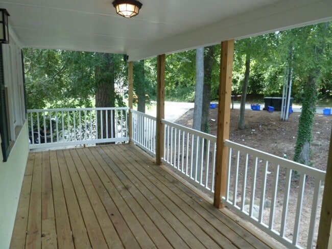 Building Photo - Large updated 4br 3.5ba duplex w/ parking ...